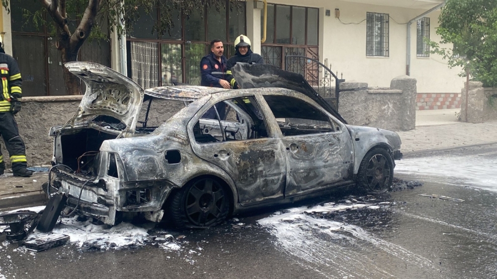 Elektrik aksamında yangın çıkan otomobil küle döndü